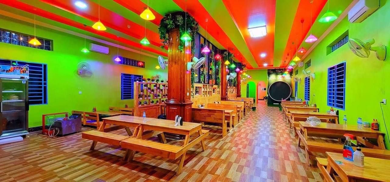Inside a Bro & Sis branch: wooden tables under green and red ceiling lights